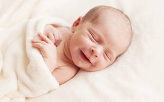 Как следует будить младенца для кормления ночью